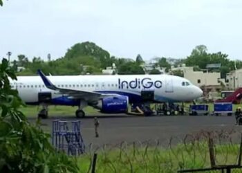 टल गया बदल हाडसा, कोलकाता से श्रीनगर जा रहे इंडिगो विमान की वाराणसी में इमरजेंसी लैंडिंग, हवा में हो गया फ्यूल लीक