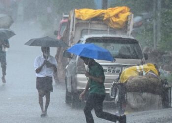 मोंथा’ तूफान ने उत्तर प्रदेश में दी दस्तक! 50 से ज्यादा जिलों में होगी तेज बारिश, IMD ने दी चेतावनी