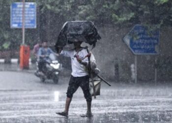 मोथा तूफान का असर : बंद हो सकते हैं स्कूल, बिजली भी कट सकती है! इन जगहों के लिए IMD ने जारी किया भारी बारिश का अलर्ट