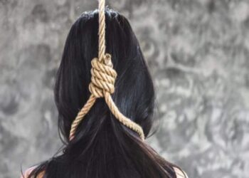 संदिग्ध परिस्थितियों में लटका मिला युवती का शव, परिजनों ने लगाया हत्या का आरोप