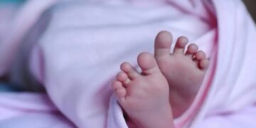 माता-पिता के बीच सो रहे 23 दिन के बच्चे की दम घुटने से मौत, 4 साल बाद मिला था औलाद का सुख.अब घर में पसरा मातम