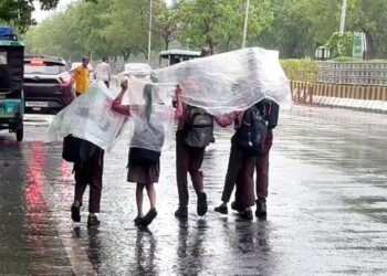 मौसम के करवट बदलने के आसार, 11 राज्यों में भारी बारिश का अलर्ट, कई जगहों पर चमकेगी बिजली, क्या है दिल्ली का हाल?