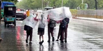 मौसम के करवट बदलने के आसार, 11 राज्यों में भारी बारिश का अलर्ट, कई जगहों पर चमकेगी बिजली, क्या है दिल्ली का हाल?