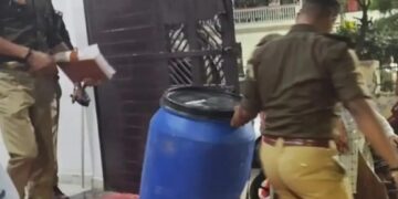 लखनऊ का चर्चित हत्याकांड : बेटे ने पिता की गोली मारकर की हत्या, शव को एक नीले ड्रम में छिपाया