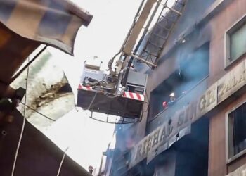 दिल्ली अग्निकांड : पालम में 5 मंजिला इमारत में लगी भीषण आग, 3 बच्चों सहित 9 की मौत