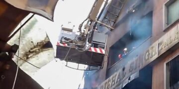 दिल्ली अग्निकांड : पालम में 5 मंजिला इमारत में लगी भीषण आग, 3 बच्चों सहित 9 की मौत