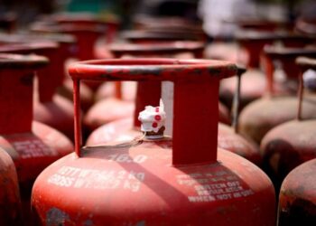 LPG सिलेंडर के दाम 115 रुपये तक बढ़े, कच्‍चा तेल रिकॉर्ड चढ़ा! पेट्रोल-डीजल और CNG-PNG पर क्या है अपडेट