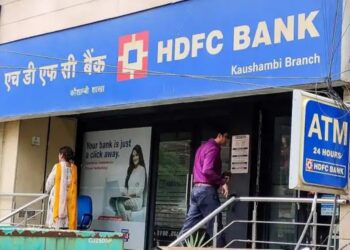 ग्राहकों को तगड़ा झटका, HDFC बैंक का बड़ा फैसला, 1 अप्रैल से देशभर में बदल जाएगा ये नियम