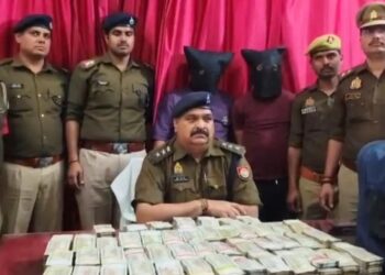 चलती ट्रेन में मिला नोटों का भंडार , एक बड़े बैग में थीं पांच-पांच सौ की तीन सौ से ज्यादा गड्डियां