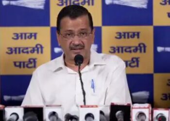 ट्रंप के दबाव में काम कर रहे हैं मोदी, उन्हें तुरंत इस्तीफ़ा दे देना चाहिए लेकिन देश को संकट में नहीं डालना चाहिए: केजरीवाल