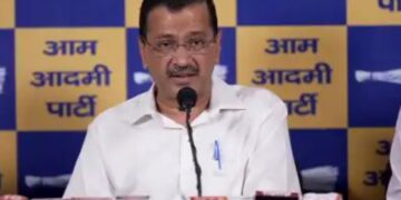 ट्रंप के दबाव में काम कर रहे हैं मोदी, उन्हें तुरंत इस्तीफ़ा दे देना चाहिए लेकिन देश को संकट में नहीं डालना चाहिए: केजरीवाल