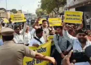 लखनऊ: भर्ती में देरी पर फूटा युवाओं का गुस्सा, हाथ में कटोरा लेकर किया प्रदर्शन, जीपीओ के पास पुलिस ने रोका