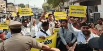 लखनऊ: भर्ती में देरी पर फूटा युवाओं का गुस्सा, हाथ में कटोरा लेकर किया प्रदर्शन, जीपीओ के पास पुलिस ने रोका