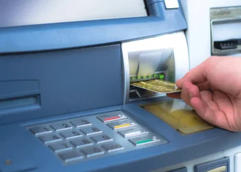 अब ATM से पैसे निकालना होगा महंगा, 1 अप्रैल से बदल रही है इन बैंकों की फ्री ट्रांजैक्शन लिमिट