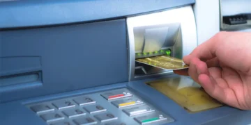 अब ATM से पैसे निकालना होगा महंगा, 1 अप्रैल से बदल रही है इन बैंकों की फ्री ट्रांजैक्शन लिमिट