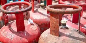 रसोई गैस ने उजाड़ दिया पूरा परिवार, मामूली विवाद के बाद 26 साल की रीना ने दी जान, बिलखती रह गई मासूम