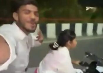 रील के चक्कर में रियल में चली गयी जान, लड़की ने तेज रफ्तार में भगाई R15, डिवाइडर से टकराकर मौत; रील बना रहा दोस्त घायल