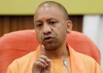 नोएडा मैं बवाल के बीच योगी सरकार ने न्यूनतम मजदूरी बढ़ाई, इससे कम सैलरी नहीं दे सकेंगी कंपनियां