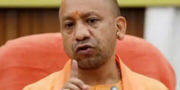 नोएडा मैं बवाल के बीच योगी सरकार ने न्यूनतम मजदूरी बढ़ाई, इससे कम सैलरी नहीं दे सकेंगी कंपनियां