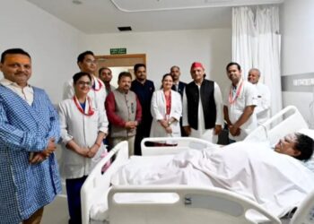 इंसानियत की मिसाल! जिसने जलाया अखिलेश यादव का पुतला और झुलसाया अपना चेहरा उसे ही देखने मेदांता पहुंचे सपा सुप्रीमो