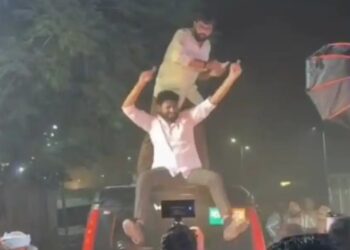 फिल्मी स्टाइल में कार की छत पर युवकों के डांस का वीडियो वायरल, यातायात नियम तोड़ने पर 27,500 रुपये का जुर्माना