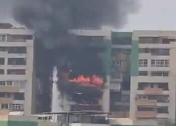 गाजियाबाद : पॉश गौर ग्रीन सोसाइटी में भीषण आग, 9वीं से 13वीं मंजिल तक फैलीं लपटें, कई लोग फंसे