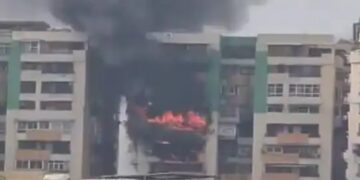 गाजियाबाद : पॉश गौर ग्रीन सोसाइटी में भीषण आग, 9वीं से 13वीं मंजिल तक फैलीं लपटें, कई लोग फंसे