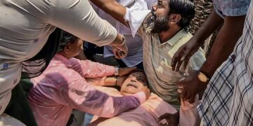 बंगाल में लगातार जारी बवाल, अभिषेक के बाद अब TMC सांसद कल्याण बनर्जी पर हमला. हुगली में ज्ञापन सौंपने जाते वक्त हुई मारपीट