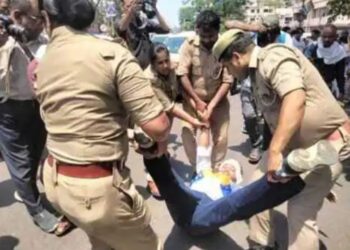 स्मार्ट मीटर के खिलाफ लखनऊ में आम आदमी पार्टी का हल्लाबोल, शक्ति भवन पर प्रदर्शन, पुलिस ने घसीटकर हटाया