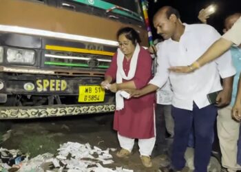 पश्चिम बंगाल में काउंटिंग से पहले कूड़े के ढेर में मिली VVPAT की पर्चियां, मचा हड़कंप, चुनाव आयोग ने दी सफाई