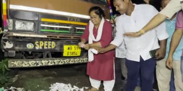 पश्चिम बंगाल में काउंटिंग से पहले कूड़े के ढेर में मिली VVPAT की पर्चियां, मचा हड़कंप, चुनाव आयोग ने दी सफाई