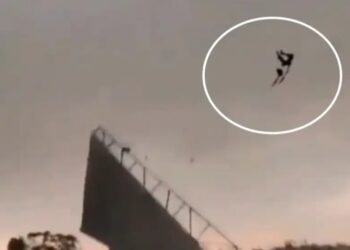 हवा में टीन के साथ उड़ गया युवक, बरेली में आया इतना तेज तूफान; Video देख फटी की फटी रह गयीं लोगों की आंखें!