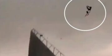 हवा में टीन के साथ उड़ गया युवक, बरेली में आया इतना तेज तूफान; Video देख फटी की फटी रह गयीं लोगों की आंखें!