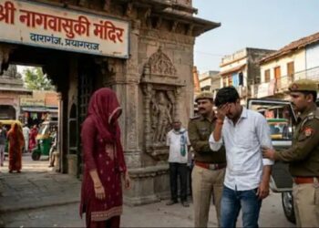 निकली अपनी ही पत्नी इंस्टाग्राम वाली गर्लफ्रेंड, चेहरे से दुपट्टा हटाते ही उतरी इश्कबाजी, उठा ले गई पुलिस