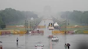 बारिश से भीगी देश की राजधानी दिल्ली, कई जगह पड़े ओले, NCR को लेकर अलर्ट
