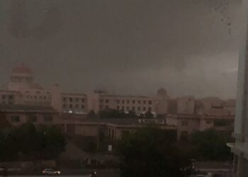 Lucknow Weather: लखनऊ में सुबह होते ही अंधेरा; आंधी के साथ जोरदार बारिश, कई इलाकों में बिजली गुल