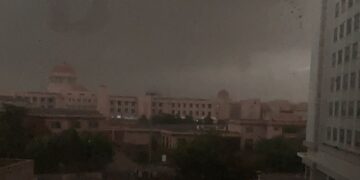 Lucknow Weather: लखनऊ में सुबह होते ही अंधेरा; आंधी के साथ जोरदार बारिश, कई इलाकों में बिजली गुल