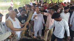पंचतत्व में विलीन हुए प्रतीक यादव,साथ छोड़ गए कई अनसुलझे सवाल, ससुर अरविंद सिंह बिष्ट ने दी मुखाग्नि
