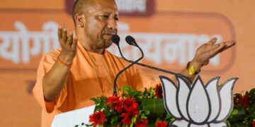 54 साल के हुए उत्तर प्रदेश मुख्यमंत्री योगी आदित्यनाथ, जानिए कैसे तय किया योगी से मुख्यमंत्री तक का सफर?