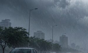 UP में 80 KM/घंटे की विनाशकारी रफ्तार से चलेगी आंधी, इन 50 से ज्यादा जिलों में भारी बारिश का महा-अलर्ट जारी