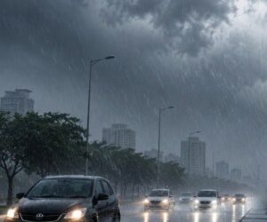 UP में 80 KM/घंटे की विनाशकारी रफ्तार से चलेगी आंधी, इन 50 से ज्यादा जिलों में भारी बारिश का महा-अलर्ट जारी