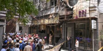 दिल्ली के मालवीय नगर आग हादसे में 21 मौतें, 17 विदेशी, होटल मालिक फरार, जानिए हादसे की भयावह कहानी