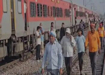 ट्रेन में आग लगने की अफवाह…दूसरी पटरी से आ रही ट्रेन बनी काल, तीन लोगों की हुई दर्दनाक मौत