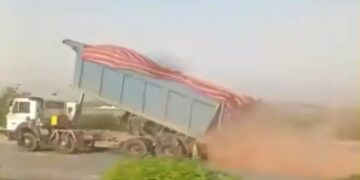 तेज रफ्तार डंपर ने एक्सप्रेसवे पर गिरा दिए बजरी और पत्थर. RTO चेकिंग से बचने के लिए की गई? सामने आई पूरी सच्चाई