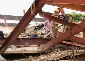 कोलकाता के ताराताला में बड़ा हादसा, अचानक ढहा गोदाम, मलबे में कम से कम 40 लोग दबे