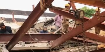 कोलकाता के ताराताला में बड़ा हादसा, अचानक ढहा गोदाम, मलबे में कम से कम 40 लोग दबे