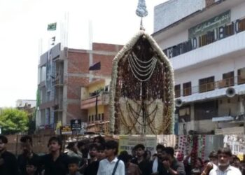 “या हुसैन”, “या सकीना”, “या अब्बास” और “या मौला अली” की सदाओं से गूँज उठा लखनऊ, इमामबाड़े से निकाला “यौमे आशूरा” का जुलूस, हजारों अज़ादार शामिल