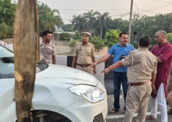 हाइवे पर दर्दनाक हादसा, तेज रफ्तार कार ने मारी टक्कर; 100 मीटर तक रगड़ती गई बाइक… 2 की मौत