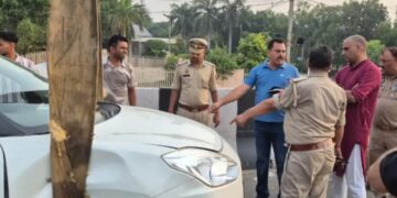 हाइवे पर दर्दनाक हादसा, तेज रफ्तार कार ने मारी टक्कर; 100 मीटर तक रगड़ती गई बाइक… 2 की मौत