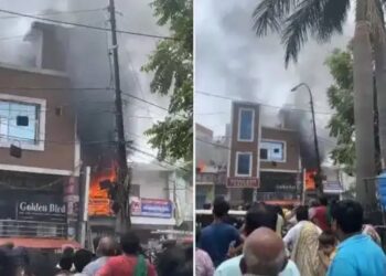 भीषण आग ने लखनऊ के विकास नगर में जूते चप्पल की दुकान को किया तबाह